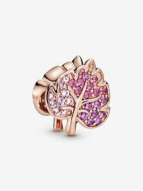 Sparkling Pav�� Leaf Charm